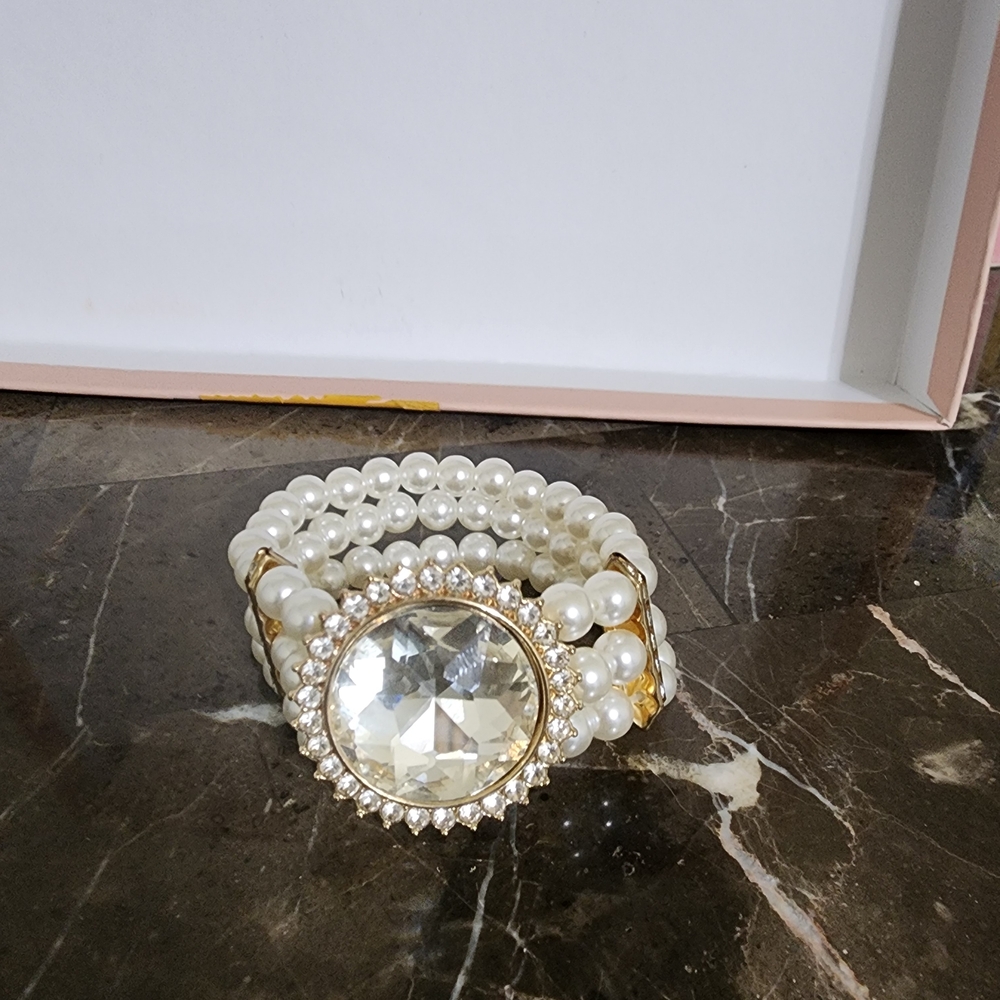 Lustrous Pearl and Crystal Bracelet